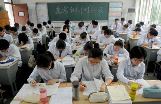 高三女生成绩下滑谈考色变 听到“烤红薯”晕倒