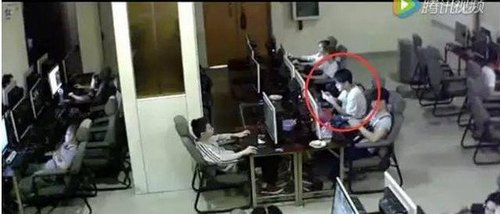男学生手机充电时玩手机触电身亡