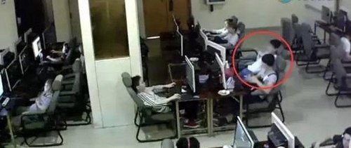男学生手机充电时玩手机触电身亡