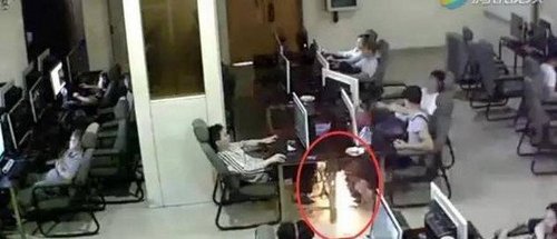 男学生手机充电时玩手机触电身亡