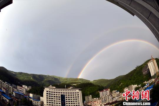 保康县县城雨后出现“双层彩虹”。　欧阳智慧　摄