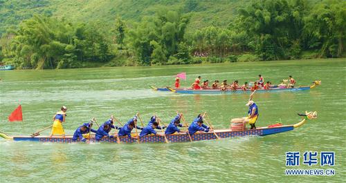 6月8日，在广西来宾市忻城县红渡镇红水河水域，两支龙舟队练习划龙舟。当日，在广西来宾市忻城县红渡镇红水河，来自各地的龙舟队加紧备战将于端午节当天举行的龙舟赛。　　 新华社发（樊绍光 摄）