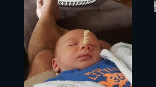 昆恩在社交网站上发图，并配文写道：“我们来看看会发生什么吧，我觉得五个已经是不可超越的了！”原本只是一个消磨时间的傻瓜游戏，现在已经成为好胜的爸爸们，相互竞争的方式了。