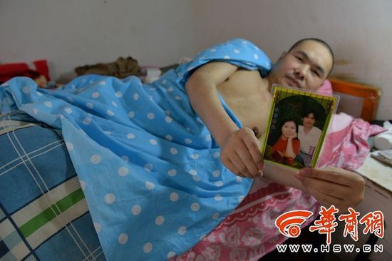 涂习汉回到家时，谢习平刚坐完月子。那时候她刚抱起儿子，丈夫的大便又染满了床单，还要洗衣喂饭做农活，家中积蓄很快便耗尽了。2006年的一天，家里难得买了次肉给孩子们改善伙食，还没等做熟，4岁的儿子一口把一块生肉塞进了嘴里。躺在床上的涂习汉看在眼里，心如刀割。