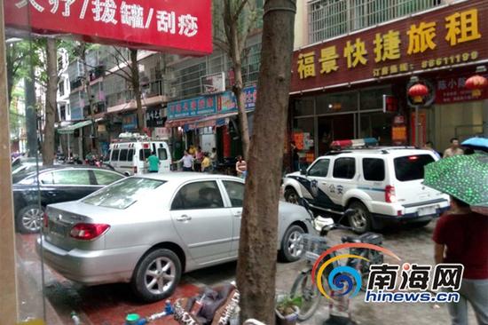 7月5日上午8点左右，三亚市商品街六巷发生一起命案，一名男子死亡。警方正在现场勘查。南海网记者叶俊一摄