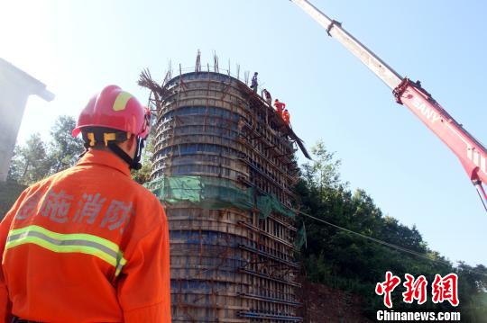 工人高空作业不慎坠落消防紧急救援