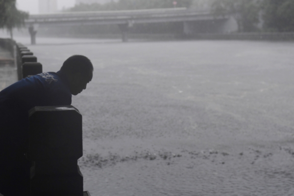 新华社照片，北京，2016年7月20日
    北京发布暴雨橙色预警
    7月20日，北京城市排水集团员工观察北京广渠门附近的护城河水位。
    当日11时30分，北京市气象台发布暴雨橙色预警，目前城区及南部地区6小时累计降水量达70毫米左右，局地超过100毫米，预计至20日傍晚强降水持续。
    新华社记者 金良快 摄
