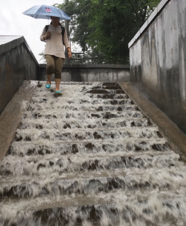 新华社照片，北京，2016年7月20日
    北京发布暴雨橙色预警
    7月20日，行人在北京南二环景泰桥附近冒雨行走。
    当日11时30分，北京市气象台发布暴雨橙色预警，目前城区及南部地区6小时累计降水量达70毫米左右，局地超过100毫米，预计至20日傍晚强降水持续。
    新华社记者 李文 摄