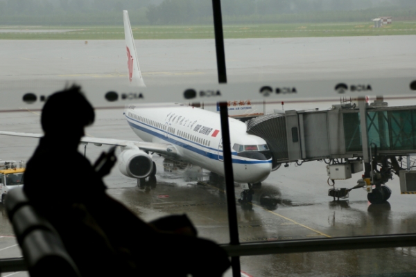 新华社照片，北京，2016年7月20日
    北京遭遇强降雨 首都机场部分航班延误或取消
    7月20日，旅客在北京首都机场候机。
    当日，北京首都机场全天计划保障航班1715架次，截至14时，实际已执行航班725架次，受本场及外站天气等综合原因影响已取消航班212架次，主要涉及昆明、上海、武汉、深圳、大连等地。
    新华社发（付琪 摄）