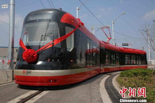 中国自主研发设计制造的首列导轨电车问世下线