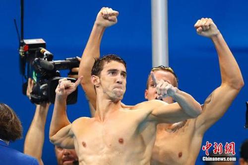 当地时间8月7日，2016里约奥运举行男子4X100米自由泳接力比赛，菲尔普斯领衔的美国队以3分09秒92夺得金牌，这也是菲尔普斯获得的奥运会第19金。<a target='_blank' href='http://www.chinanews.com/' >中新网</a>记者 富田 摄
