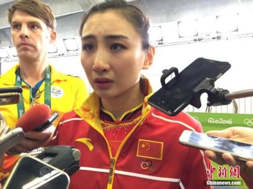 图为何雯娜泪洒采访区。<a target='_blank' href='http://www.chinanews.com/' >中新网</a>记者 张素 摄