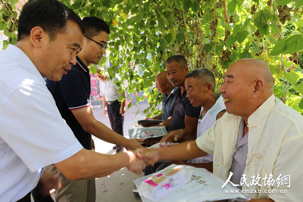 河南民权县政协委员中秋慰问敬老院