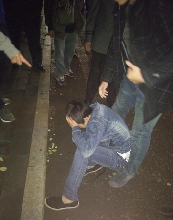 男子抢手机被合擒2