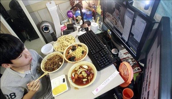 95后嫩模直播丰胸手术全过程 盘点奇葩的直播事件