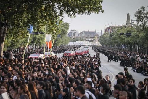 10月13日，泰国国王普密蓬因病逝世，享年88岁。泰国将举国哀悼一年，政府机构下半旗30日。