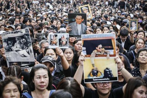 近万民众聚集在曼谷大皇宫外哀悼普密蓬国王。