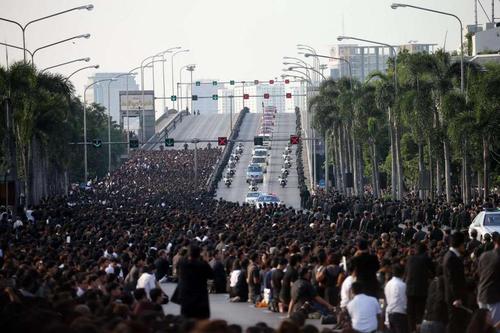 综合《海峡时报》报道，当地时间10月14日，灵车载着泰国国王拉玛九世普密蓬-阿杜德的遗体从诗丽叻医院前往大皇宫，沿街排满大批身穿黑衣的民众，他们向国王跪拜致以自己最崇高的敬意，目送他离去。