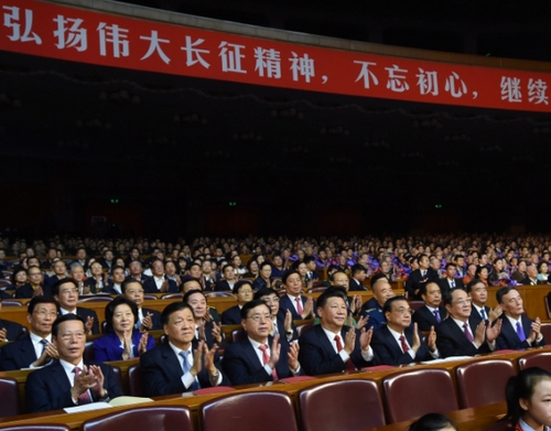 习近平等观看纪念红军长征胜利80周年文艺晚会《永远的长征》