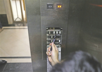 电梯突然坠落近20层3