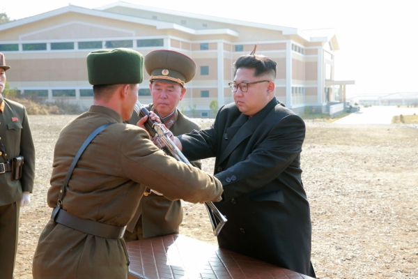 金正恩视察人民军特种作战大队