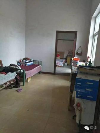 王国其把家里平房刷新，买了些简单家具
