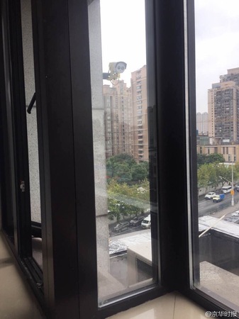 酒店摄像头正对床铺