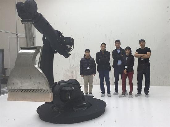 艺术家孙原彭禹与KUKA布展团队合影