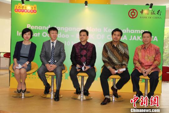 中国银行雅加达分行代表与印尼电讯运营商Indosat Ooredoo代表交流合作。　顾时宏 摄