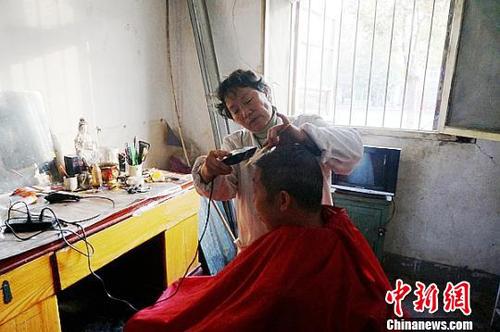 郑州大妈坚守三元理发店不涨价：只求有人陪我说说话