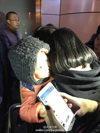 据平安天津官微通报称，11月14日19时20分许，北辰区普东街一烟酒超市内发生一起劫持人质案件。接报警后，市公安局110指挥中心立即调派属地分局、特警、刑警、交警等警力赶到现场处置。民警到达现场后，即与歹徒进行谈判，舒缓其情绪，防止出现过激行为伤害人质，同时封锁现场疏散群众。为确保人质安全，民警与歹徒谈判、处置工作仍在进行中。记者最新了解到，15日凌晨1时许，孩子在警方保护下撤离现场。