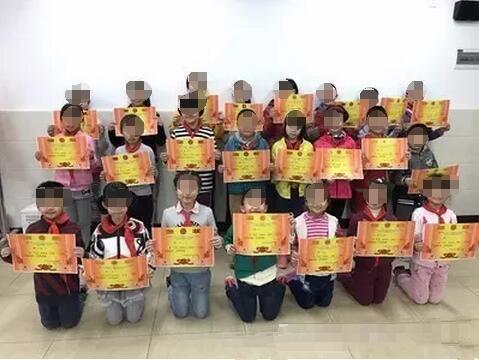 昆明一小学获奖合照7人跪地 教育局:会提处理意见