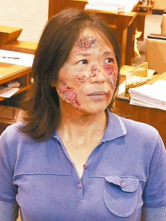 基隆议员力阻日本核灾食品女议员化恐怖妆抗议