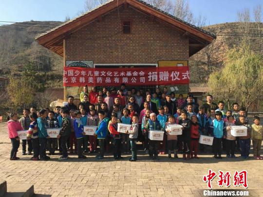 甘肃积石山县千余名少数民族儿童获爱心捐赠（图）