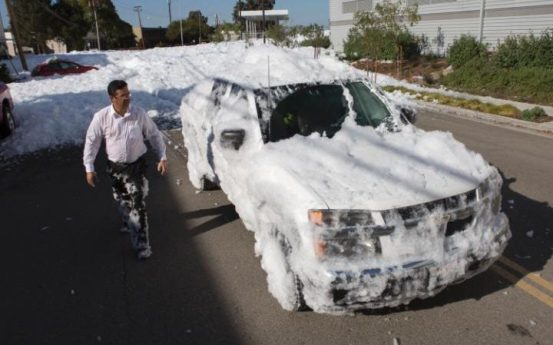 美国消防泡沫淹没街道变“雪海”行人闯入（图）