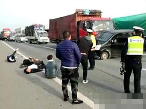 高速上拦截运狗车被撞