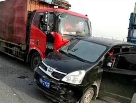 高速上拦截运狗车被撞2