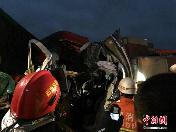 京昆高速37车相撞3