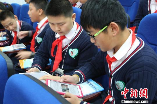 学生在生态教育实验课上查阅资料。　西轩 摄