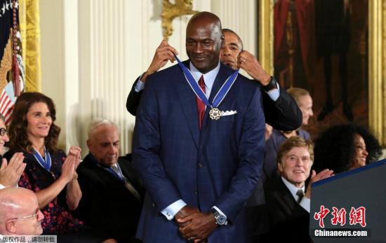 当地时间2016年11月22日，美国华盛顿，美国总统奥巴马在白宫为杰出人士颁发总统自由勋章。图为奥巴马为迈克尔·乔丹颁发勋章。