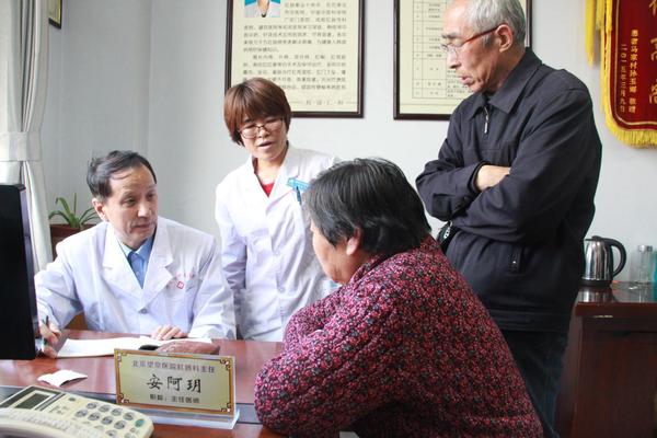 安阿玥在衡水市中医院给患者看病