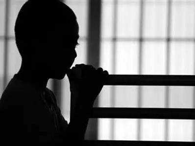 8岁女孩让妈妈杀了自己