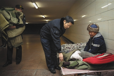 北京应对严寒救助流浪人员将为其提供衣物食品