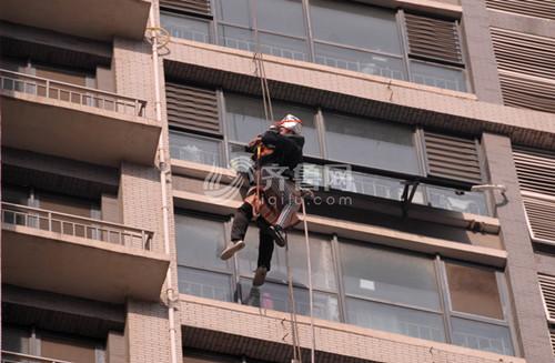 救火现场出现4个“蜘蛛侠”