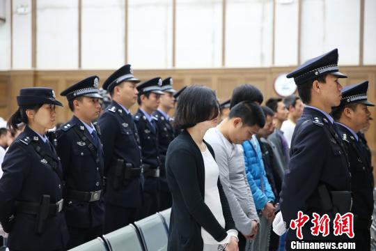 图为庭审现场。 王益武 摄 图为庭审现场。 王益武 摄