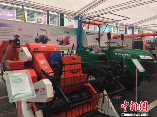 图为2016浙江农业博览会上展出的现代农机设备 方堃 摄