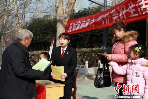 资料图：河北衡水中级法院干警走上街头，用多种形式宣传反家暴。张婧 摄