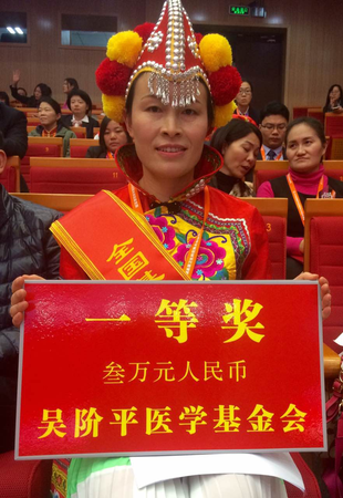 六、获得社区团队一等奖的周艳琼来自云南省楚雄州禄丰县罗次中心卫生院。她激动地表示：国家举办这次活动很有意义，是对我们基层医护人员工作规范的一次大练兵、大检验。回去后一定要加强学习，练好技术，立足基层，真真正正地为老百姓做好健康守护人！  人民政协网记者  张春莉  摄
