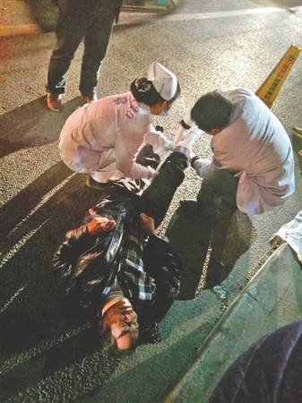 醉卧街头被车碾断腿