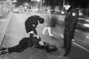 醉卧街头被车碾断腿3